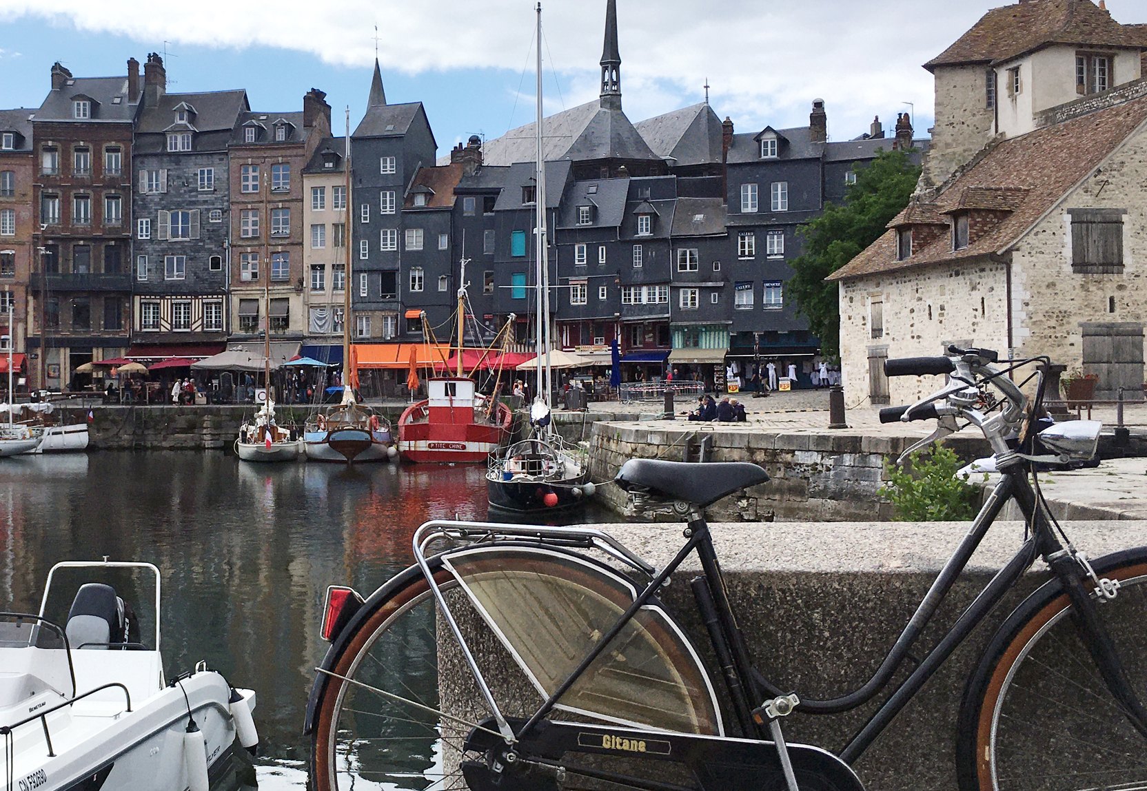 Vieux bassin de Honfleur avec un vélo au premier plan
