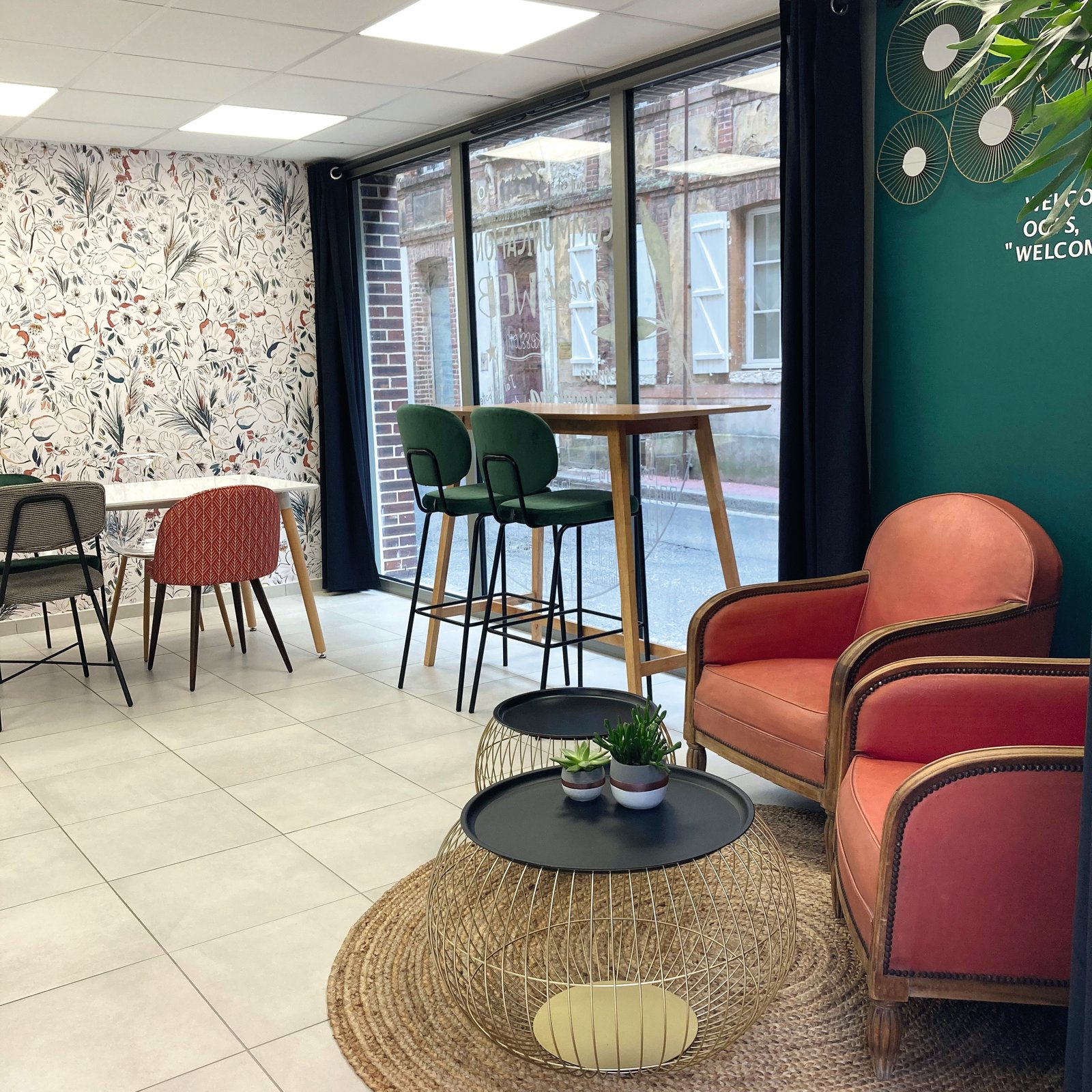 Espace de coworking à Honfleur avec fauteuils et mange-debout